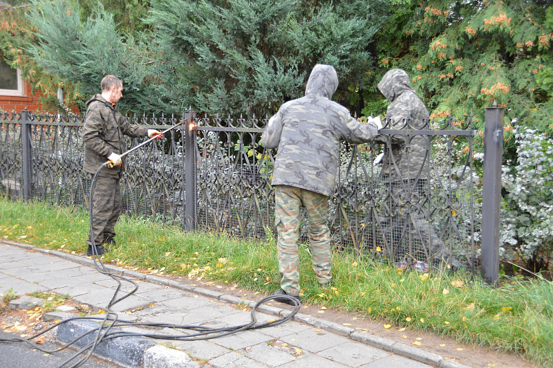 В Твери демонтируют незаконно установленные ограждения